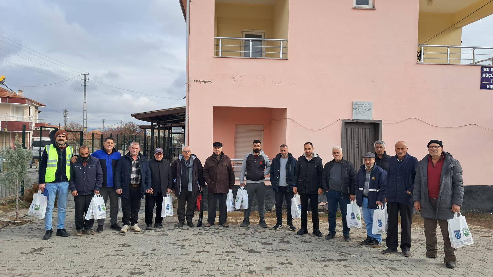 Buzağı bakımı ve beslemesi ile meme hijyeni konularında eğitim verildi