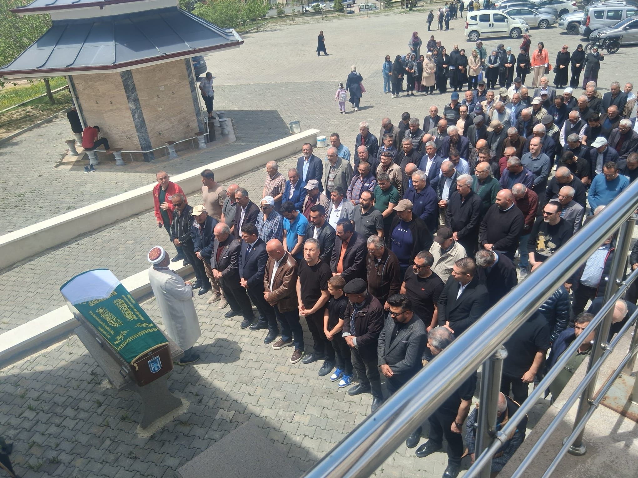 Belediye Başkanımız Mustafa Koçak Nebile Kutlu'nun cenaze namazına katılarak ailesine baş sağlığı diledi