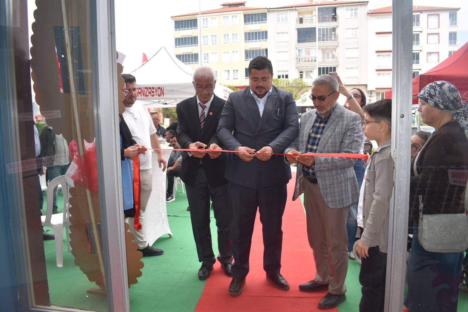 Kayalar Market ve Aksoy Mobilya adlı iş yerlerinin açılışına katıldık