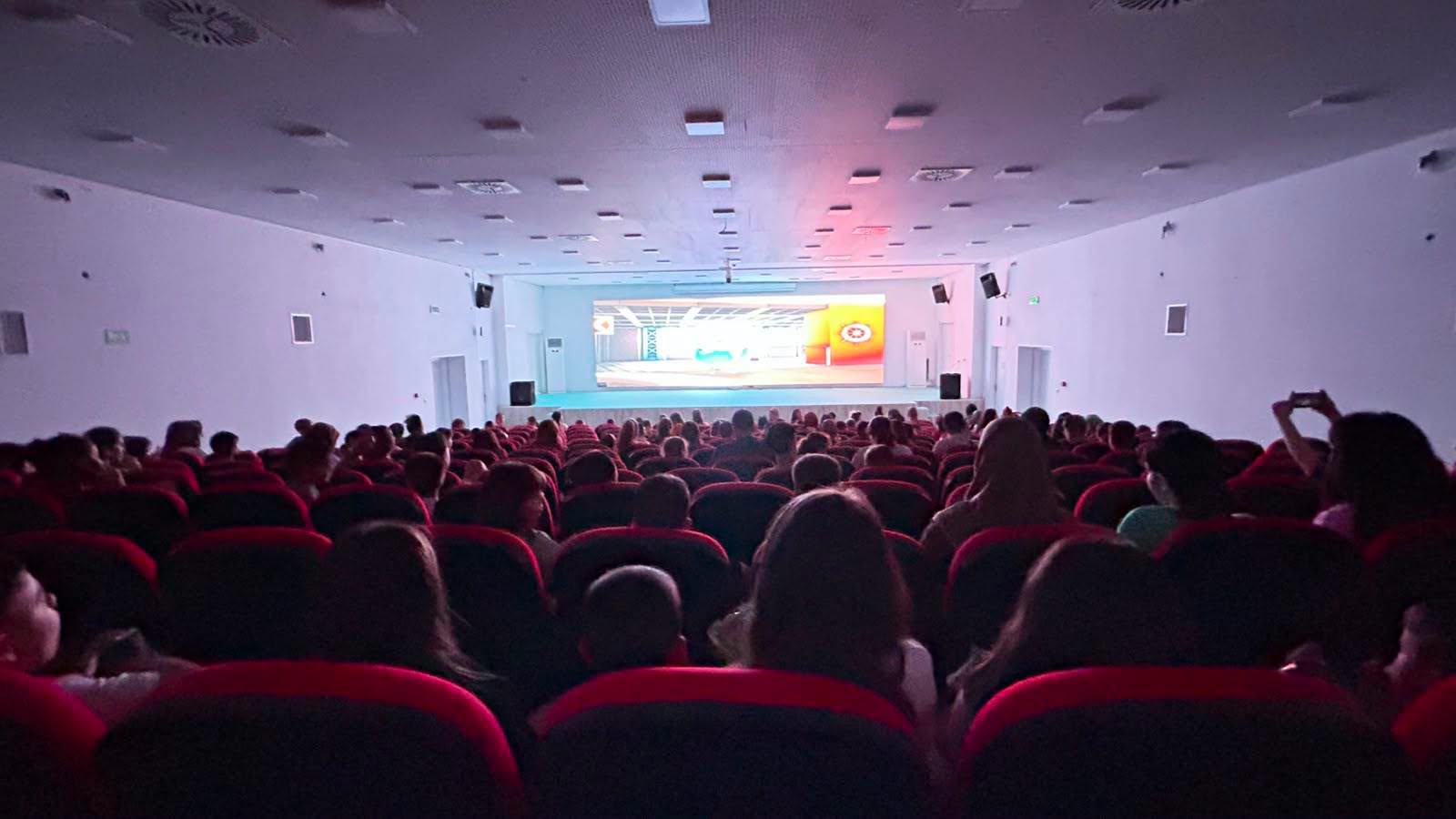 Kral Şakir Harikalar Diyarı isimli film çocuklarla buluştu