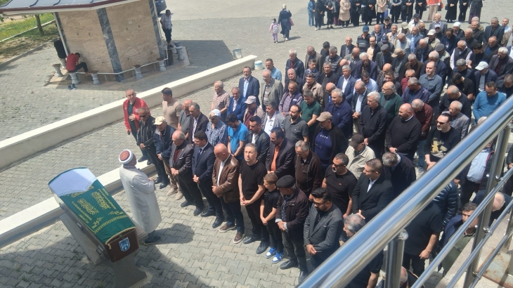 Belediye Başkanımız Mustafa Koçak Nebile Kutlu'nun cenaze namazına katılarak ailesine baş sağlığı diledi