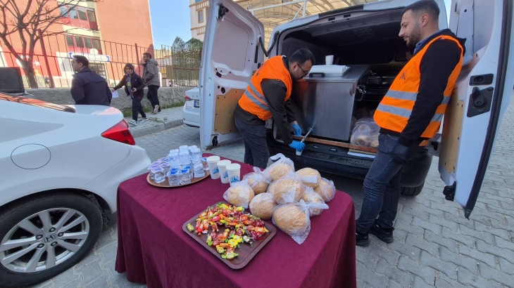 Bursluluk sınavı öncesinde öğrenci ve velilerimize ikramında bulunduk