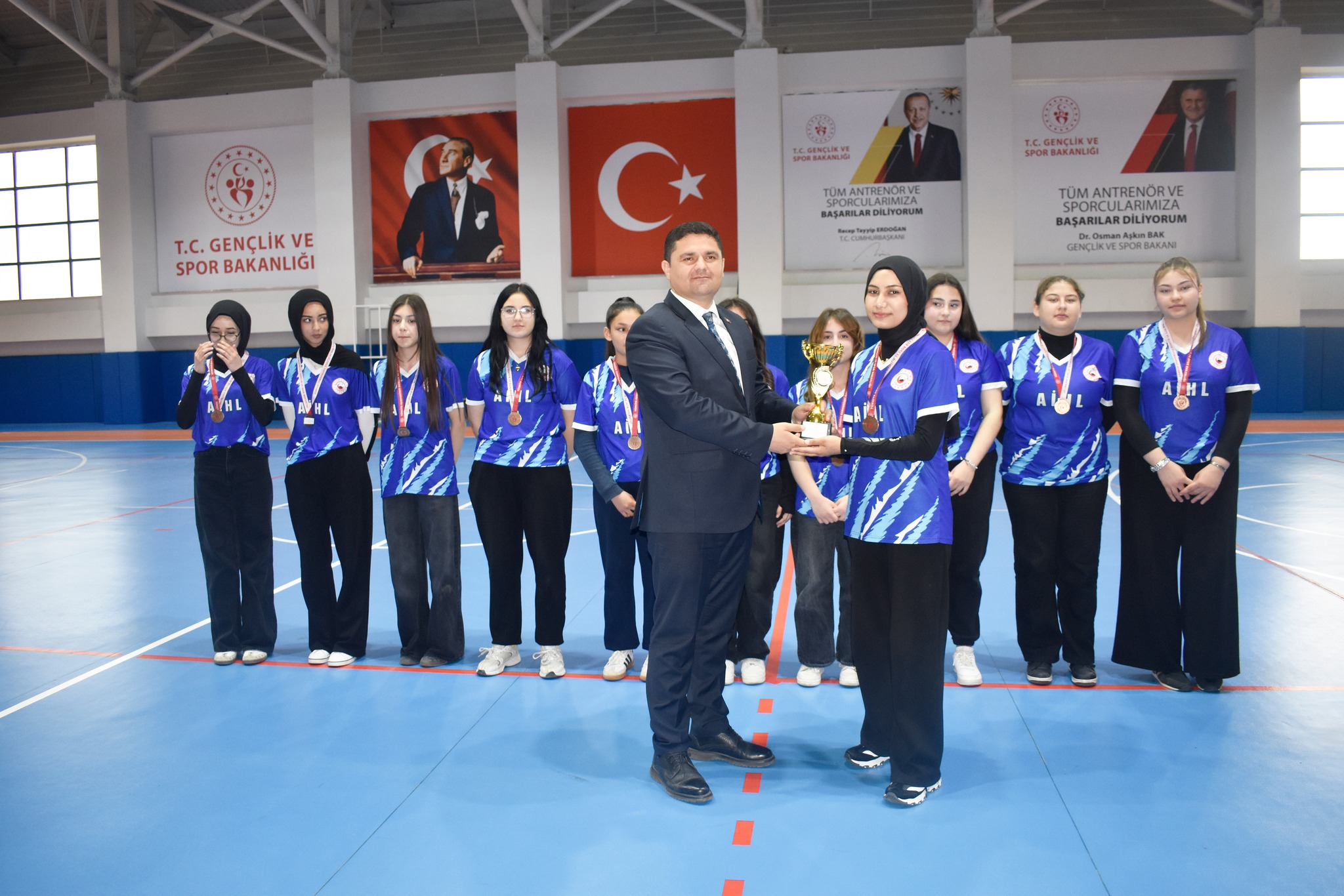 Voleybol ve futbol turnuvalarında dereceye giren takımlarımıza ödülleri takdim edildi